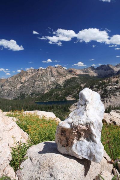 Intruded quartzite abounds on the ridge northwest of Alpine Lake.
