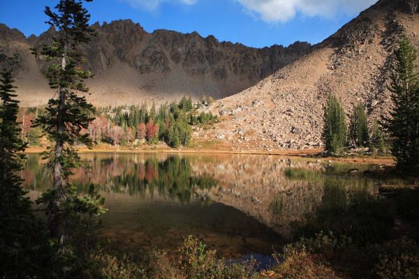 The route to the Four Lakes Basin lies behind the sunlit ridge on the right just above lake 9555 in the upper Born Lakes Basin.
