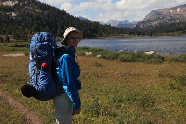 A late afternoon start hiking along Island Lake.
