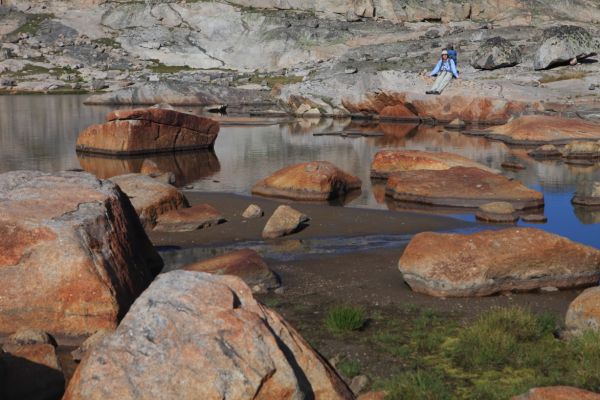 The orange stains on the rocks left by higher water contrast nicely with the green grass.
