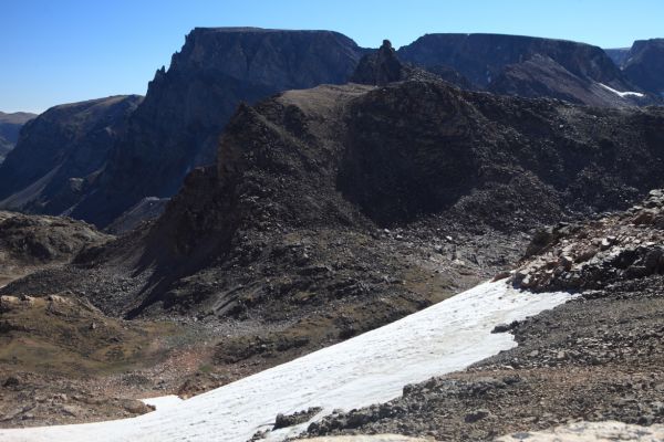 Beartooth Mountain rises in the background, northeast of the main divide.
