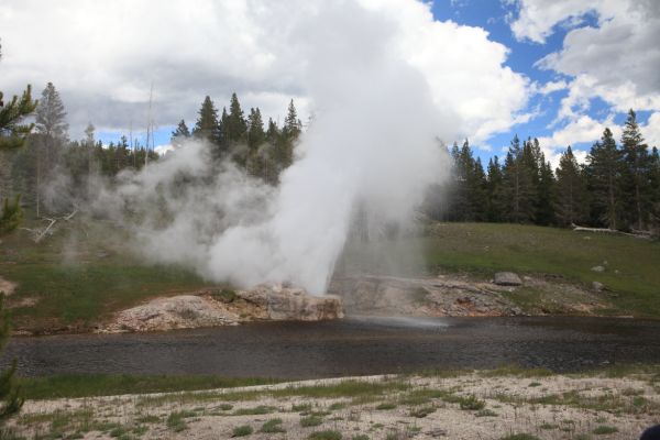 The Riverside Geyser begins its eruption toward the end of the hour long window predicted at visitor center.
