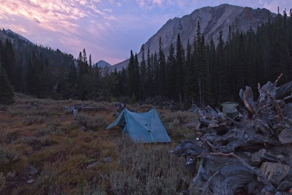 Most of the smoke and haze has cleared out by morning in Iron Basin.  I crossed a small stream with running water about 7:30 last night at around 8700’ and decided to camp, uncertain about availability of water ahead.  I had entertained thoughts of pushing on to Ocalkens Lake, but that was just not going to happen.  I made the right decision.  I’ve found it makes more sense to stop a bit earlier, and get started earlier in the morning.
