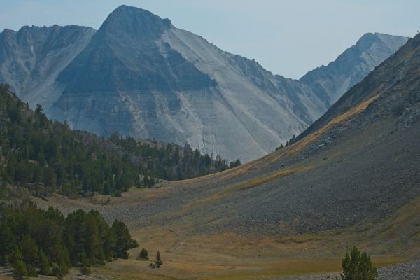 This summit, viewed from the eastern end of Iron Basin, is simply labeled “Calkens 11477” on the topo map.  From here, the descent to Ocalkens Lake starts gradually…
