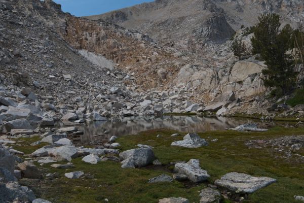 The lower of the two tarns encountered alternating between the ridge and the drainage.  Here I move right (N) to re-gain the ridge.
