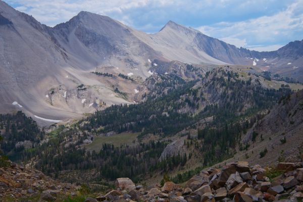 The objective comes into view; the D. O. Lee/WCP-9 saddle on the skyline (mid-frame).  I plan to leave the trail just above that rock outcrop near the bottom of the frame below D. O. Lee Peak, which is on the skyline, just right of center.  My route climbs through the trees to the right of the frame, entering Bighorn Basin (about mid-frame, on the vertical axis).  I believe the trail descends to Ocalkens Lake (on the extreme left of frame); I’d rather not lose that much elevation.
