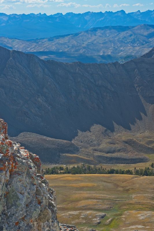 Beyond the outcrop in the foreground; upper Bighorn Basin.  Just out of view to the right (west) along the first ridge in the foreground is WCP-8 (10557').  Beyond the first ridge is Strawberry Basin.  Sawtooth Valley lies beyond the next ridge.  The Sawtooth crest is on the western horizon.
