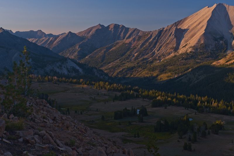 I put the 35 mm prime lens back on for the hike to the trailhead.  The light is fading, and this is the fastest (widest aperture) lens I have.  There are still a few tarns with water high in Ants Basin.  The color of the light is changing.
