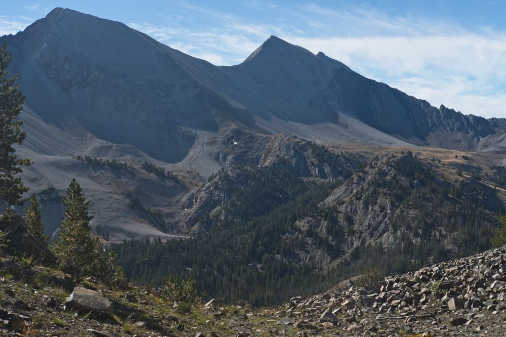 The route is more obvious in this shot from the pass which leads to Ocalkens Lake, and the entrance to Bighorn Basin.
