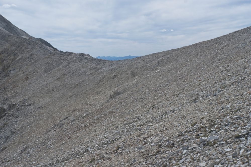 Heading down the E side of the saddle, the Sawtooth Mountains can be seen to the W, across the Sawtooth Valley.  The smoke remains well to the N. 
