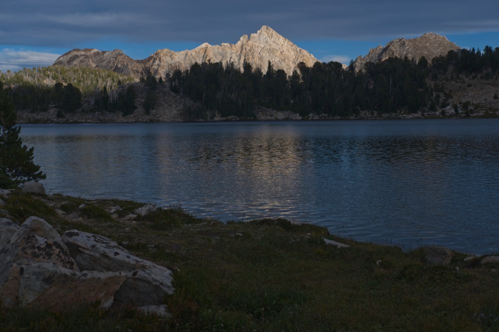 ESE across Cove Lake from the inlet on the W side where I've camped once more.  The breeze is still blowing.
