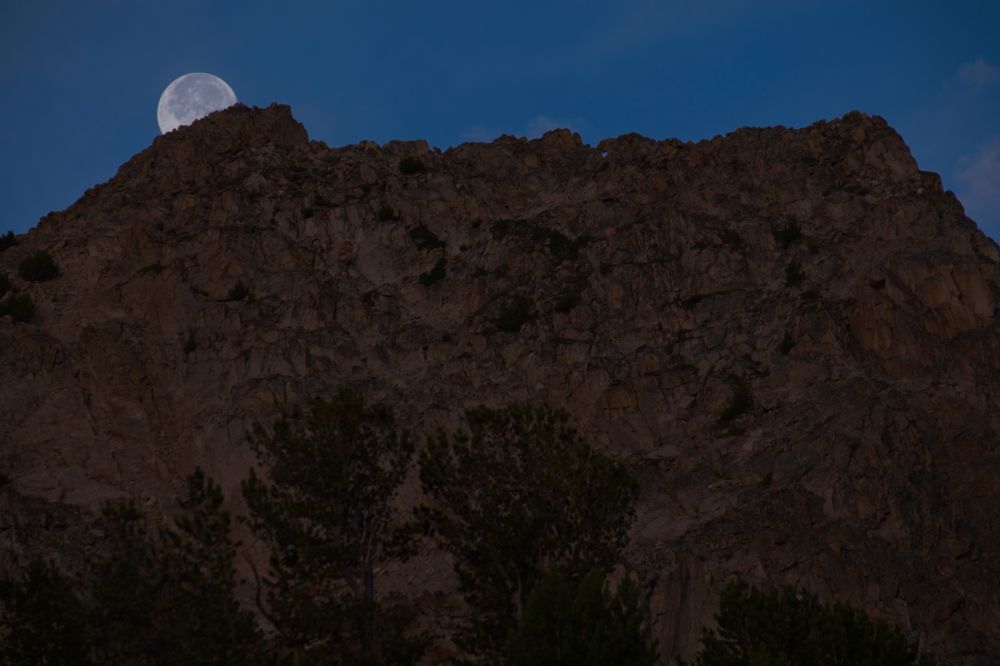 Moonset, WSW of the inlet at Cove Lake; 200 mm; 7:06 am.
