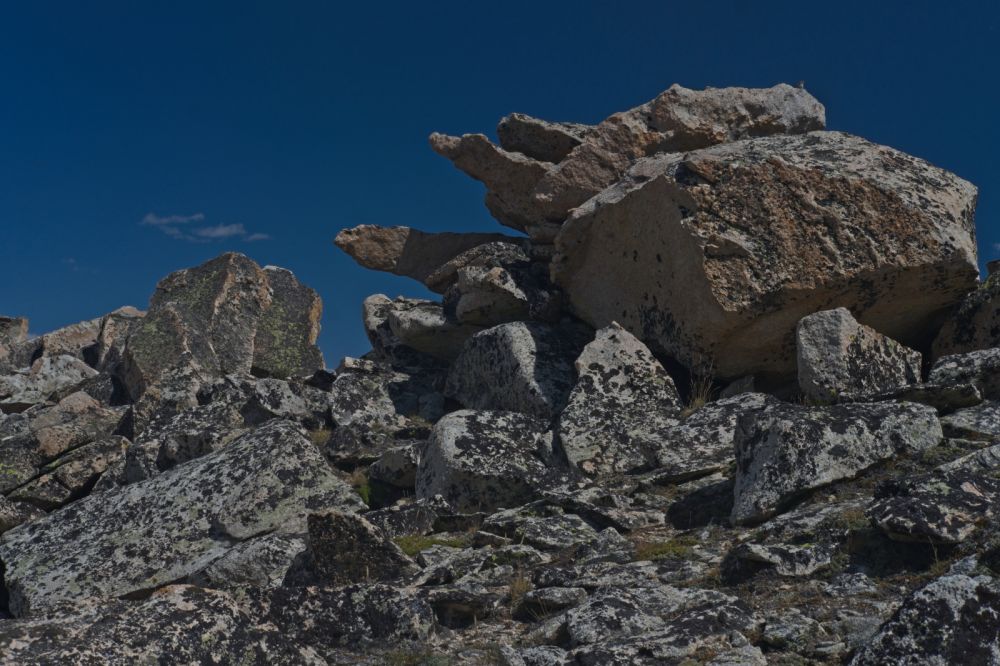 I head further E along the ridge, looking for the best place to start my descent into Boulder Chain Lakes basin.  This was the spot I chose to make the crossing.  It is marked by the distinctive rock 'fingers' jutting E from the pink granite boulder.
