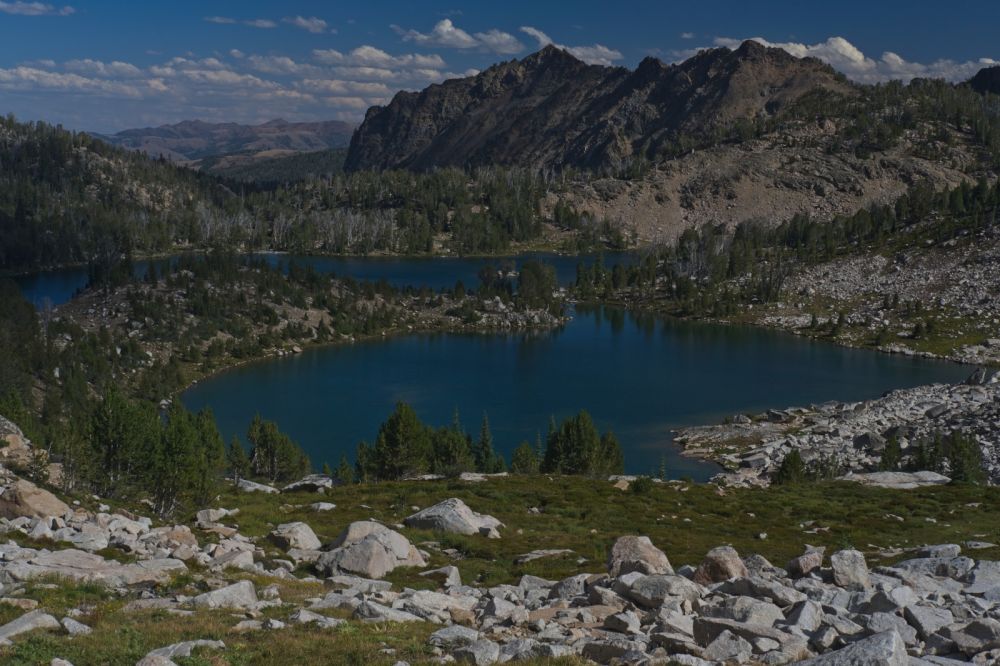 Forty minutes later I am finally out of the steep scree, on to much nicer grassy slopes.  I've already decided to skip the so-called primo horse camp on the SE side of Hummock Lake, in favor of Scoop Lake.  I can expedite that by using the isthmus on the W side of Hummock.  The route on the right of frame looks like it involves some boulder-hopping I prefer to avoid after a long day.
