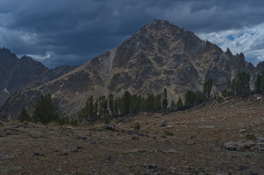 The NE face of Peak 10857' drops down to Shallow Lake (hidden), due S.  The SE face, hidden from view on the left, drops all the way to Quiet Lake.
